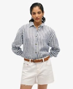 Superdry Casual Lenna Koszula Boyfriend – Szerokie niebieskie paski. Niebieskie koszule Superdry, z aplikacjami, ze lnu, bez kołnierzyka, bez ramiączek. Za 344,20 zł.
