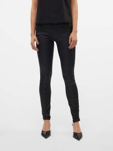 Vero Moda Spodnie w kolorze czarnym rozmiar: XXL/L32. Czarne rurki Vero Moda, z materiału. Za 100,99 zł.