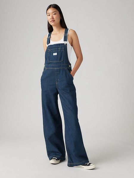 Levi's Ogrodniczki dżinsowe w kolorze granatowym rozmiar: M. Niebieskie kombinezony Levi's®, m, bez wzorów, z bawełny, bez kołnierzyka, bez ramiączek. Za 305,92 zł.