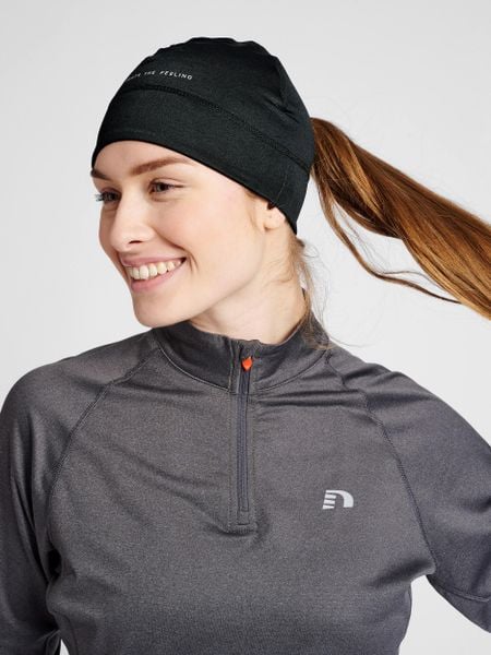Czapka Newline Core. Czarne czapki Newline, bez wzorów, z dzianiny, sportowe. Za 111,50 zł.