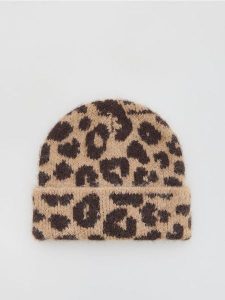 Czapka beanie w panterkę - brązowy. Brązowe czapki Reserved, bez wzorów. Za 59,99 zł.