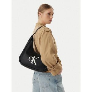 Torebka Calvin Klein. Czarne torebki klasyczne Calvin Klein, bez wzorów, bez dodatków. Za 529,99 zł.