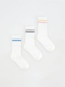 Skarpetki z bawełną 3 pack - złamana biel. Skarpetki Reserved, bez wzorów, z bawełny. Za 49,99 zł.