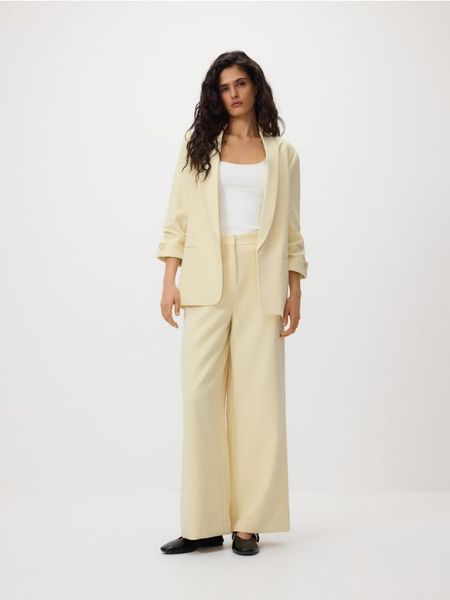 Marynarka z dodatkiem wiskozy - jasnożółty. Żółte marynarki i żakiety Reserved, l, bez wzorów, z tkaniny. Za 199,99 zł.