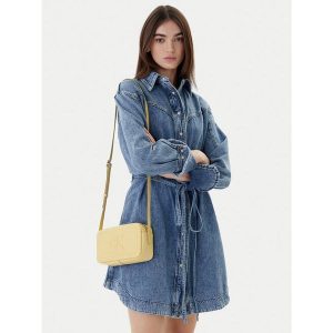 Torebka Calvin Klein. Żółte listonoszki Calvin Klein, bez wzorów, bez dodatków. Za 239,99 zł.