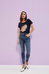 Jeansy push up z ozdobnym pasem granatowe. Niebieskie jeansy MOODO, bez wzorów, z bawełny, długie. W wyprzedaży za 41,99 zł.