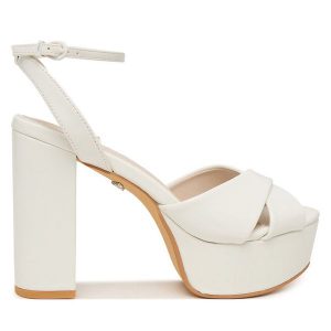 Sandały Buffalo. Białe sandały Buffalo, bez wzorów, bez obcasa, na słupku, bez zapięcia. Za 429,99 zł.
