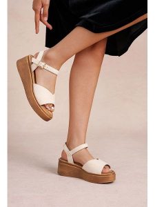 Foreverfolie Sandały w kolorze beżowym na koturnie rozmiar: 37. Brązowe sandały Foreverfolie, bez wzorów, z otwartym noskiem, bez obcasa, na koturnie, bez zapięcia. Za 104,99 zł.