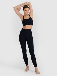 Legginsy fitness do jogi i pilatesu bezszwowe damskie push-up. Czarne legginsy 4f, bez wzorów, z dzianiny, z podwyższonym stanem, długie. Za 159,99 zł.