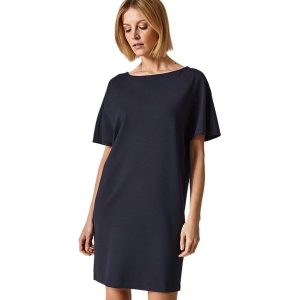 Sukienka w kolorze granatowym. Sukienki marki Tatuum. W wyprzedaży za 179,95 zł.