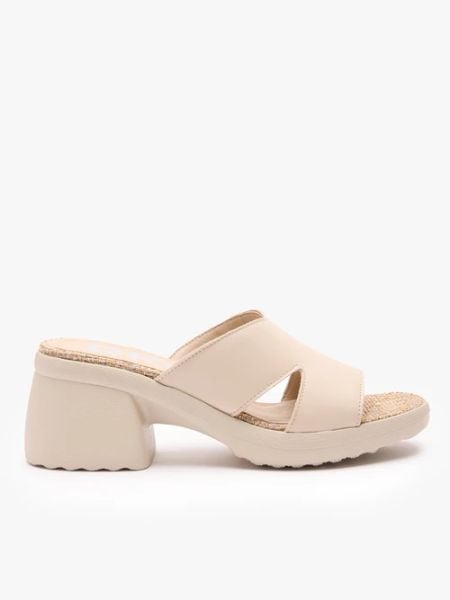 Kremowe klapki na obcasie z masywnym spodem. Brązowe klapki Ryłko, bez wzorów, ze skóry, z okrągłym noskiem, bez obcasa, na obcasie. Za 279,99 zł.