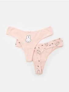 Bawełniane stringi typu tanga 2 pack Miffy - wielobarwny. Czerwone stringi Sinsay, bez wzorów, z bawełny. Za 19,99 zł.