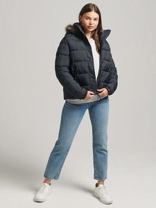 Superdry Kurtka zimowa w kolorze granatowym rozmiar: M. Niebieskie kurtki Superdry, na zimę, m, bez wzorów, z puchu, bez kaptura. Za 333,81 zł.