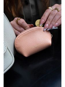 Victor & Hugo Paris Skórzana kopertówka "Wendy" w kolorze jasnobrązowym - 12 x 7 x 3 cm rozmiar: onesize. Brązowe torebki wieczorowe Victor & Hugo Paris, bez wzorów, z materiału, bez dodatków. Za 69,99 zł.