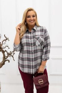 Klasyczna elegancka koszula Violet w szaro-bordową kratkę PLUS SIZE XXL. Czerwone koszule Nasi partnerzy, plus size, bez wzorów, z jeansu, bez kołnierzyka, plus size, bez ramiączek. Za 199,90 zł.