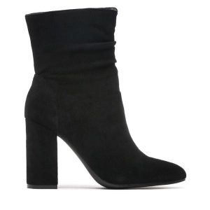 Botki DeeZee. Czarne botki DeeZee, bez wzorów, bez obcasa, na słupku, bez zapięcia. Za 119,99 zł.