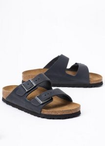 Klapki damskie BIRKENSTOCK ARIZONA LEOI. Brązowe klapki Birkenstock, bez wzorów, bez obcasa. Za 439,99 zł.