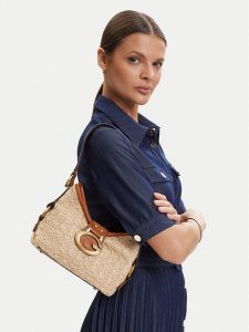 Guess Torebka Camden Mini HWRB93 08720 Beżowy. Brązowe torebki klasyczne Guess, z aplikacjami, z materiału, bez dodatków. Za 589,99 zł.