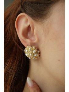 Pierres delicates Pozłacane kolczyki z masą perłową rozmiar: onesize. Białe kolczyki Pierres delicates, z perłą, pozłacane. Za 69,99 zł.