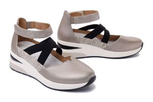 RIEKER REMONTE D2411-90 metallic, półbuty damskie. Szare półbuty Rieker Remonte, na lato, bez wzorów, bez obcasa, na koturnie, bez zapięcia. Za 369,90 zł.
