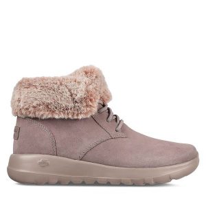 Botki Skechers. Czerwone botki Skechers, bez wzorów, bez obcasa, na płaskiej podeszwie, bez zapięcia. Za 339,99 zł.