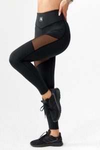 Getry damskie legginsy sportowe szybkoschnące fitness Rough Radical Kendi Long. Czarne legginsy ROUGH RADICAL, bez wzorów, z dzianiny, z podwyższonym stanem, długie. Za 135,92 zł.