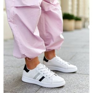 Biało-czarne sneakersy eko skóra Berdine białe. Białe trampki bez wzorów, z materiału, bez zapięcia. Za 79,62 zł.