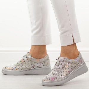 Szare mix ażurowe skórzane półbuty damskie Vinceza 79603. Szare półbuty VINCEZA, na jesień, w ażurowe wzory, z jeansu, bez obcasa, na płaskiej podeszwie, bez zapięcia. Za 219,00 zł.