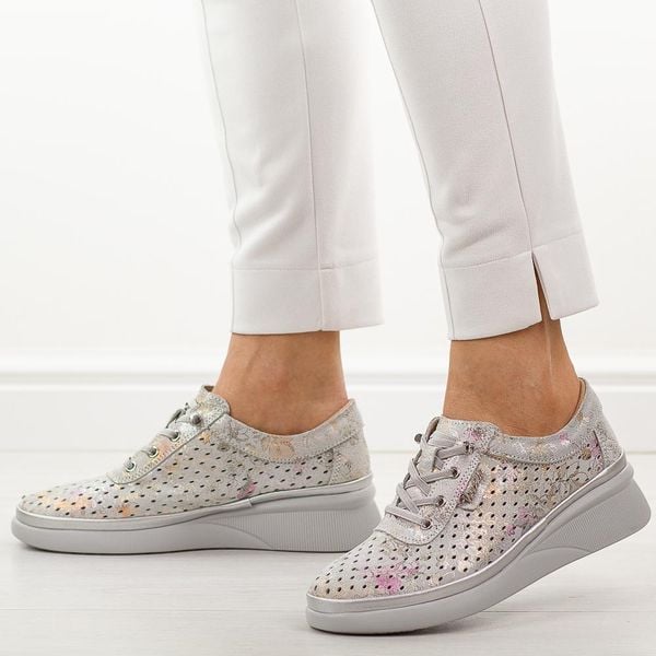 Szare mix ażurowe skórzane półbuty damskie Vinceza 79603. Szare półbuty VINCEZA, na jesień, w ażurowe wzory, z jeansu, bez obcasa, na płaskiej podeszwie, bez zapięcia. Za 219,00 zł.