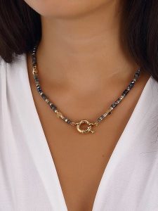 Nakkash Pozłacany naszyjnik z kryształami i elementem ozdobnym - dł. 42 cm rozmiar: onesize. Żółte naszyjniki Nakkash, z kryształem, metalowe. Za 56,99 zł.