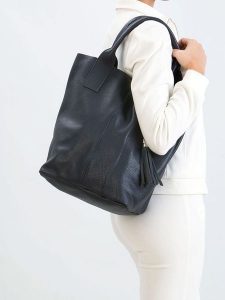 Pia Sassi Skórzany shopper bag "Monte Cimone" w kolorze granatowym - 28 x 35 x 17 cm rozmiar: onesize. Niebieskie shopper bag Pia Sassi, z aplikacjami, z materiału, na ramię, bez dodatków. Za 315,45 zł.