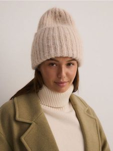 Czapka beanie - kremowy. Białe czapki Reserved, bez wzorów. Za 39,99 zł.