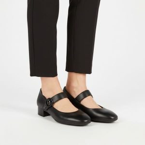 Czółenka damskie Rieker, stabilny niski obcas klasyczny fason pasek z zapięciem miękka cholewka wygodne dopasowanie elegancki charakter, czarne, 4345. Czarne czółenka Rieker, bez wzorów, bez obcasa, na obcasie, bez zapięcia. Za 329,00 zł.