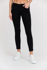 GUESS Czarne damskie jeansy Annette. Czarne jeansy Guess, z aplikacjami, z bawełny. W wyprzedaży za 249,99 zł.