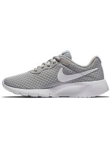 Nike Buty "Tanjun" w kolorze jasnoszarym do biegania rozmiar: 35. Szare buty sportowe Nike, bez wzorów, z materiału, bez zapięcia, do biegania. Za 171,28 zł.
