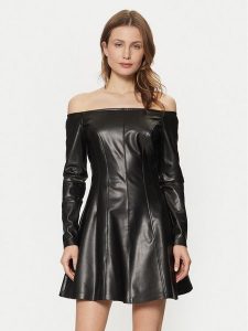 Guess Sukienka z imitacji skóry W5RK43 K8S30 Czarny Regular Fit. Czarne kombinezony Guess, s, z aplikacjami, ze skóry, bez kołnierzyka, bez ramiączek. Za 429,99 zł.