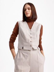 BGN Kamizelka w kolorze szarym rozmiar: 36. Szare kamizelki BGN, bez wzorów, bez kołnierzyka, bez ramiączek, bez kaptura. Za 56,99 zł.