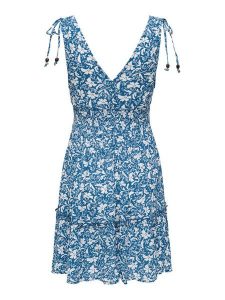 ONLY Sukienka letnia Fernanda 15373070 Niebieski Regular Fit. Niebieskie sukienki ONLY, na lato, s, bez wzorów, z wiskozy, bez kołnierzyka, bez ramiączek. Za 159,99 zł.