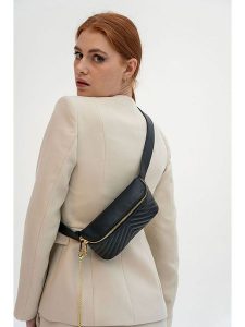 Christian Laurier Skórzana saszetka "Manel" w kolorze czarnym - 25 x 10 x 6 cm rozmiar: onesize. Czarne nerki i saszetki Christian Laurier, bez wzorów, z materiału. Za 253,54 zł.