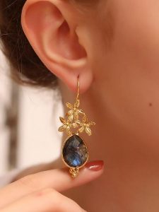 L'Atelier de Gaia Pozłacane kolczyki z labradorytem rozmiar: onesize. Szare kolczyki L'Atelier de Gaia, z labradorytem, pozłacane. Za 91,99 zł.