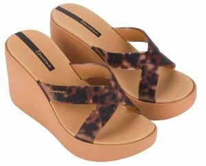 Klapki dla kobiet Ipanema HIGH FASHION SLIDE. Czarne klapki Ipanema, bez wzorów, z gumy, bez obcasa, na koturnie. Za 209,99 zł.