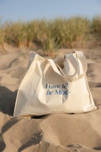 Torba typu shopper bag beżowa HAVE LESS BE MORE-UNI. Brązowe shopper bag Marsala, bez wzorów, z bawełny, z nadrukiem, bez dodatków. Za 149,90 zł.