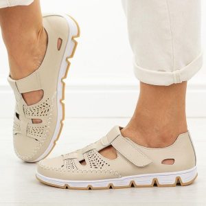 Beżowe przewiewne skórzane półbuty damskie T.Sokolski w26-86. Brązowe półbuty Sokolski, na lato, bez wzorów, z jeansu, z okrągłym noskiem, bez obcasa, na płaskiej podeszwie, bez zapięcia. Za 199,00 zł.