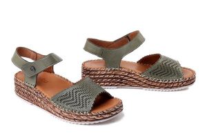 MANITU 910330-07 grun, sandały damskie. Zielone sandały Manitu, bez wzorów, ze skóry, bez obcasa, na koturnie, bez zapięcia. Za 229,42 zł.