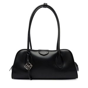 Torebka Calvin Klein. Czarne torebki klasyczne Calvin Klein, bez wzorów, bez dodatków. Za 649,99 zł.
