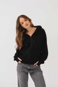 BLUZA VIVIEN CZARNA S - Flawless. Czarne bluzy Flawless, na zimę, s, bez wzorów, z bawełny, bez kaptura. Za 330,00 zł.