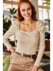 Olalook Koszulka w kolorze beżowym rozmiar: L/XL. Brązowe bluzki Olalook, l, bez wzorów, bez kołnierzyka, bez ramiączek. Za 39,99 zł.