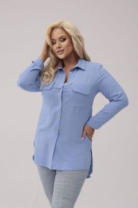 Elegancka błękitna długa zapinana koszula PLUS SIZE XXL. Niebieskie koszule Nasi partnerzy, plus size, bez wzorów, z poliesteru, bez kołnierzyka, plus size, bez ramiączek. Za 199,90 zł.
