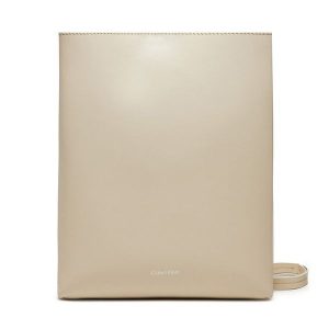 Torebka Calvin Klein. Listonoszki Calvin Klein, bez wzorów, bez dodatków. Za 679,99 zł.