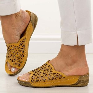 Musztardowe ażurowe skórzane klapki damskie T.Sokolski L225. Zielone klapki Sokolski, w ażurowe wzory, z materiału, bez obcasa, na koturnie. Za 249,00 zł.